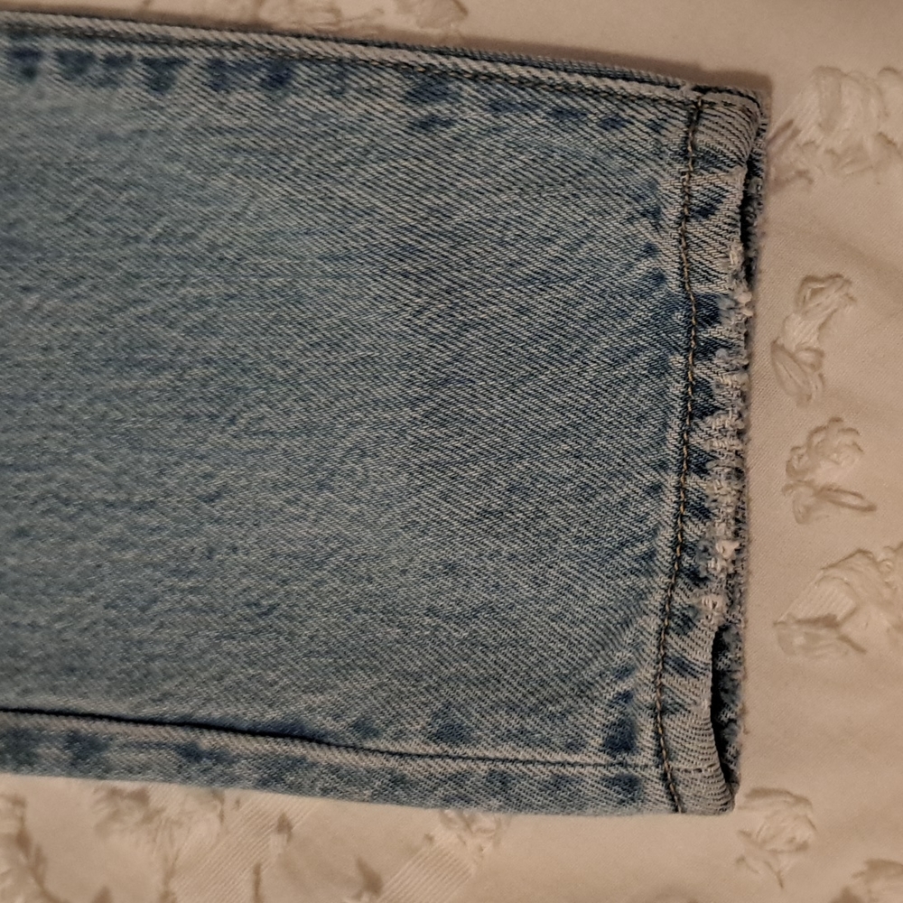 High Rise Levi's Demin - Picture 4 of 8